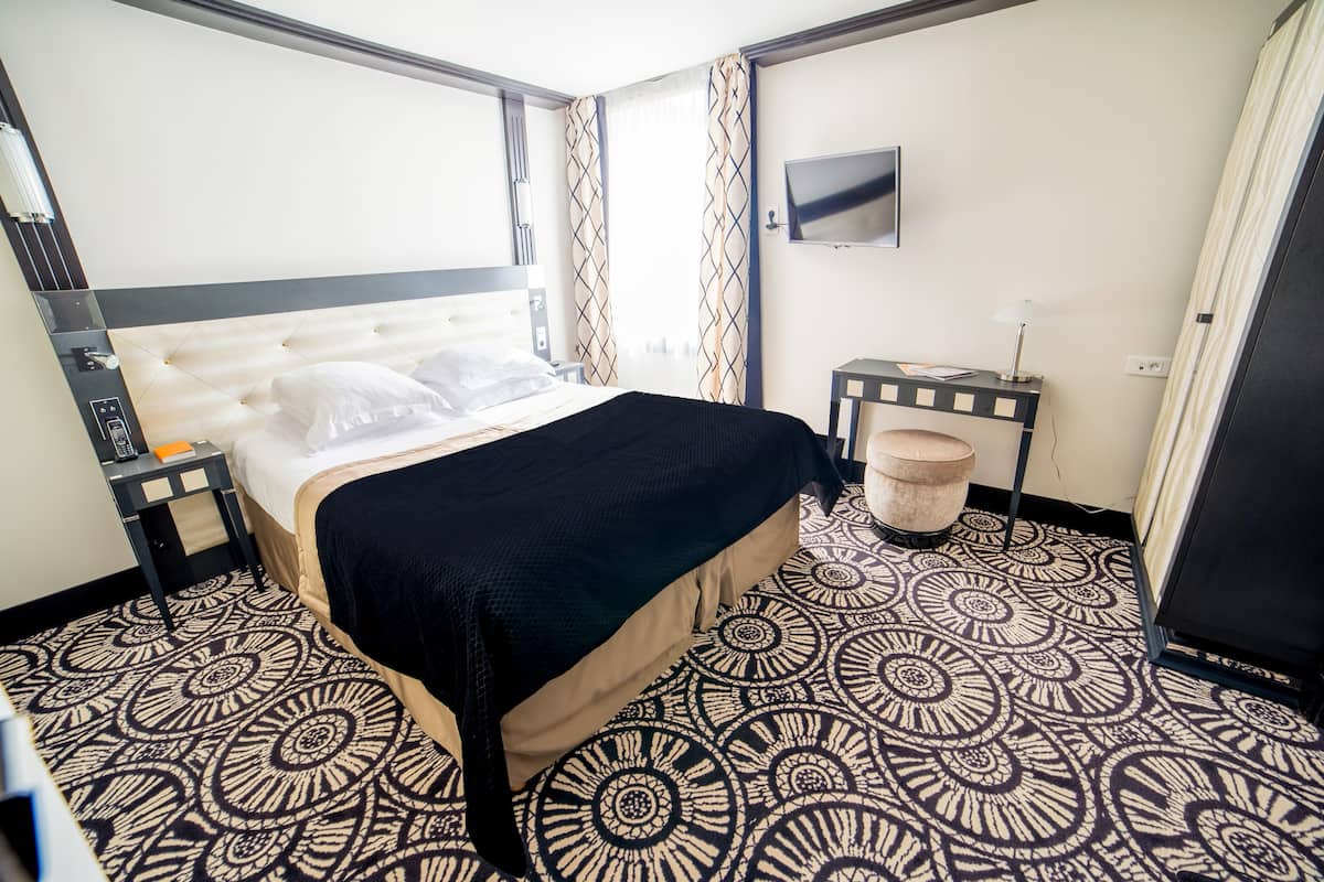 Premium bedding, in-room safe, soundproofing, cribs (surcharge)