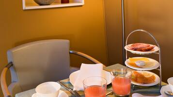 ๋งค์ผ ํ
์ดํฌ์์ ์์นจ ์์ฌ ์ ๋ฃ