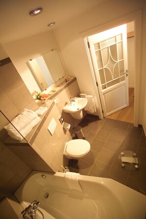 Room | Bathroom | Free toiletries, hair dryer, bathrobes, slippers - Hotel Parc Beaux Arts (Luxembourg City)