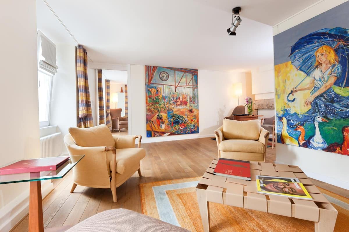 room | living room | 102-cm flat-screen tv with digital channels, tv