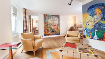 Room | Living room | 102-cm flat-screen TV with digital channels, TV