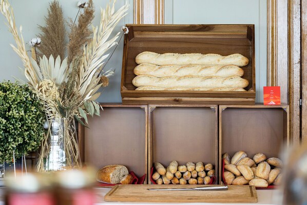 Petit déjeuner buffet (9 EUR par personne)