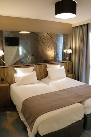Ropa de cama de alta calidad, escritorio y cortinas blackout . Le Saint Aubert