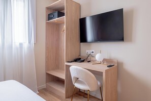 办公桌、笔记本电脑工作区、隔音、熨斗/熨板