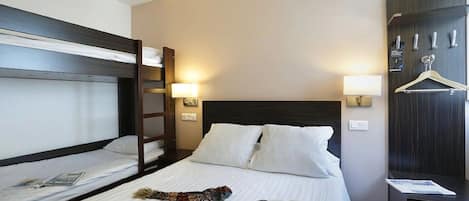 Chambre triple classique | Bureau, espace de travail pour ordinateurs portables