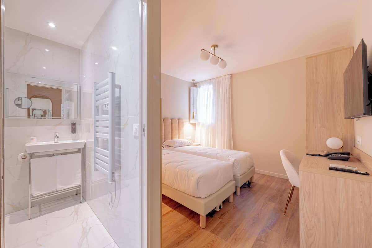 chambre avec lits jumeaux confort | bathroom | shower, free toiletries, hair dryer, towels