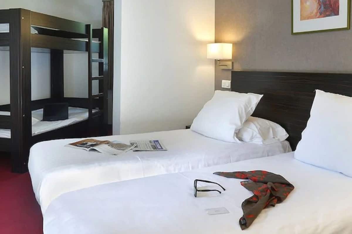 Habitación cuádruple | Escritorio, espacio para trabajar con laptop y insonorización