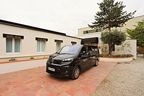 Front of property - Grand Hôtel Senia (Orly)