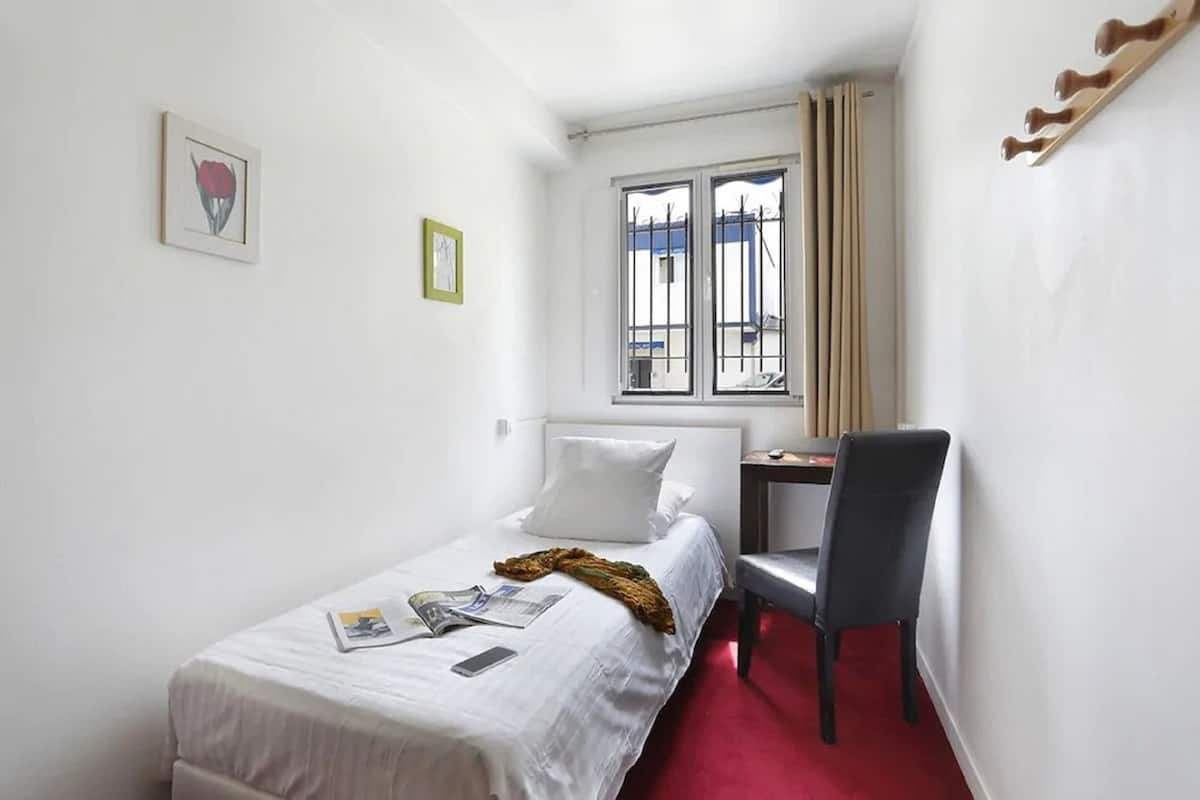 Single Room | Desk, laptop workspace, soundproofing, iron/ironing board