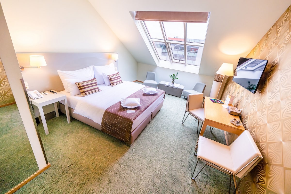 Junior suite | Luxe beddengoed, pillowtop-bedden, een minibar, een kluis op de kamer