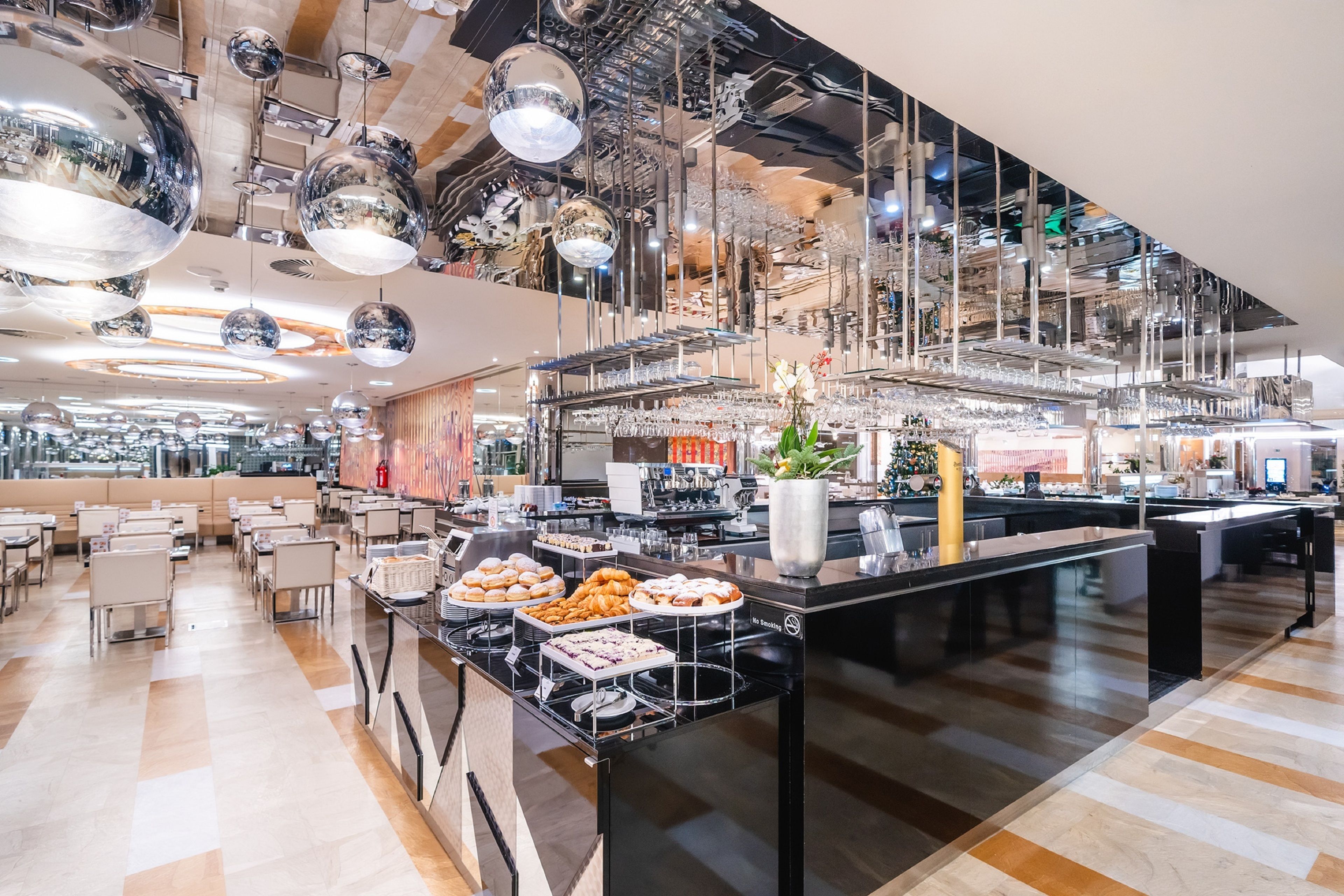 Päivittäinen täysi aamiainen (450 CZK per henkilö)