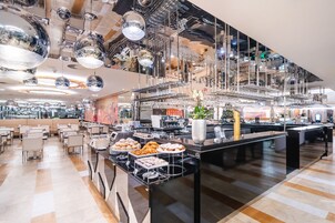 Daily full breakfast (CZK 450 per person)