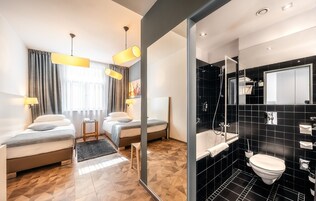 Kaliteli yatak takımı, yastık yüzeyli yatak, minibar, odada kasa