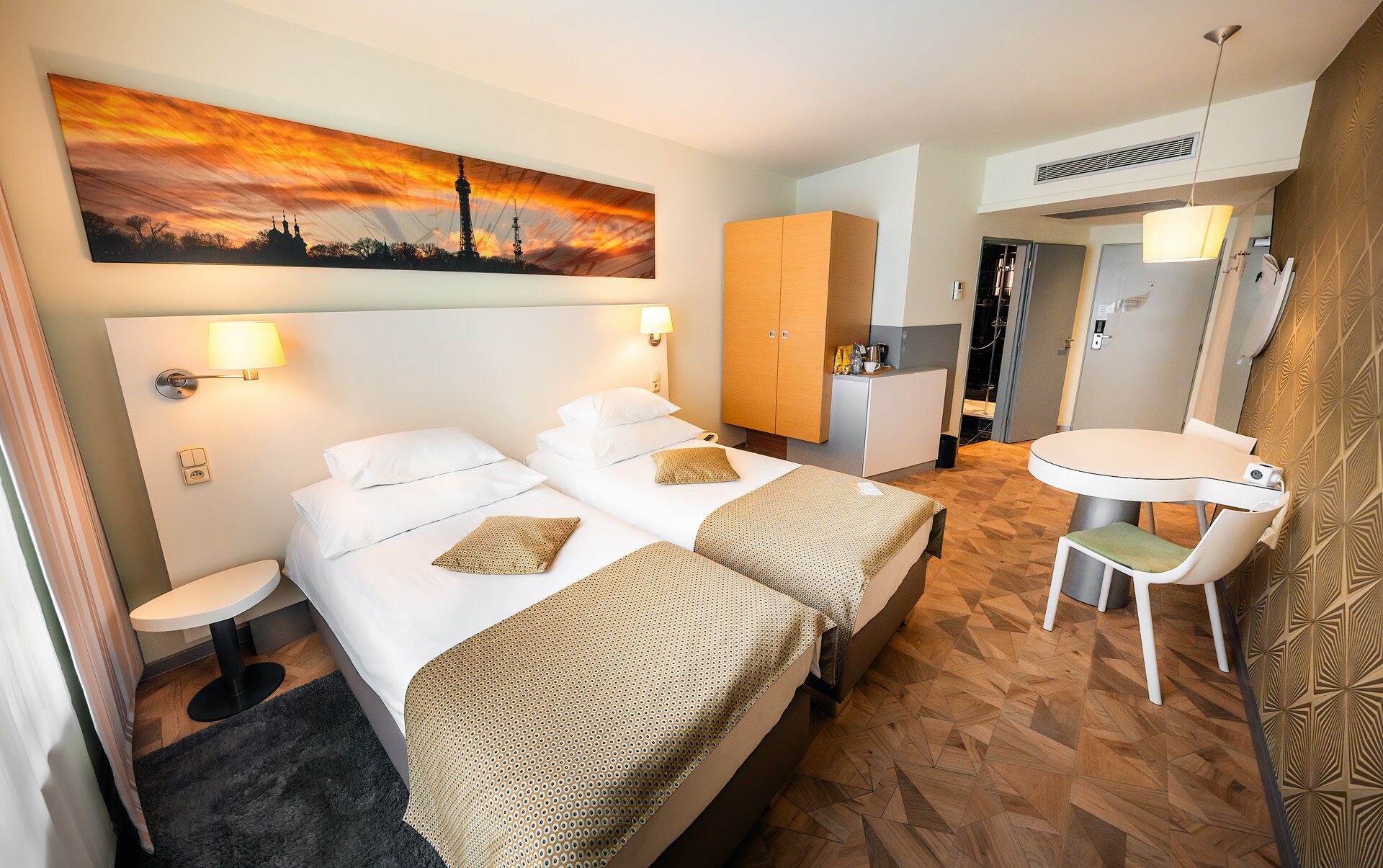 Ropa de cama de alta calidad, colchones con pillow-top y minibar 