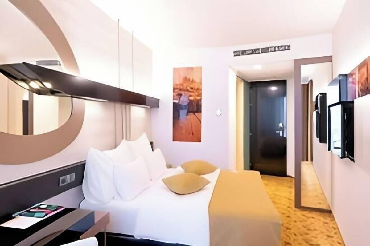 Premium bedding, pillow-top beds, minibar, in-room safe