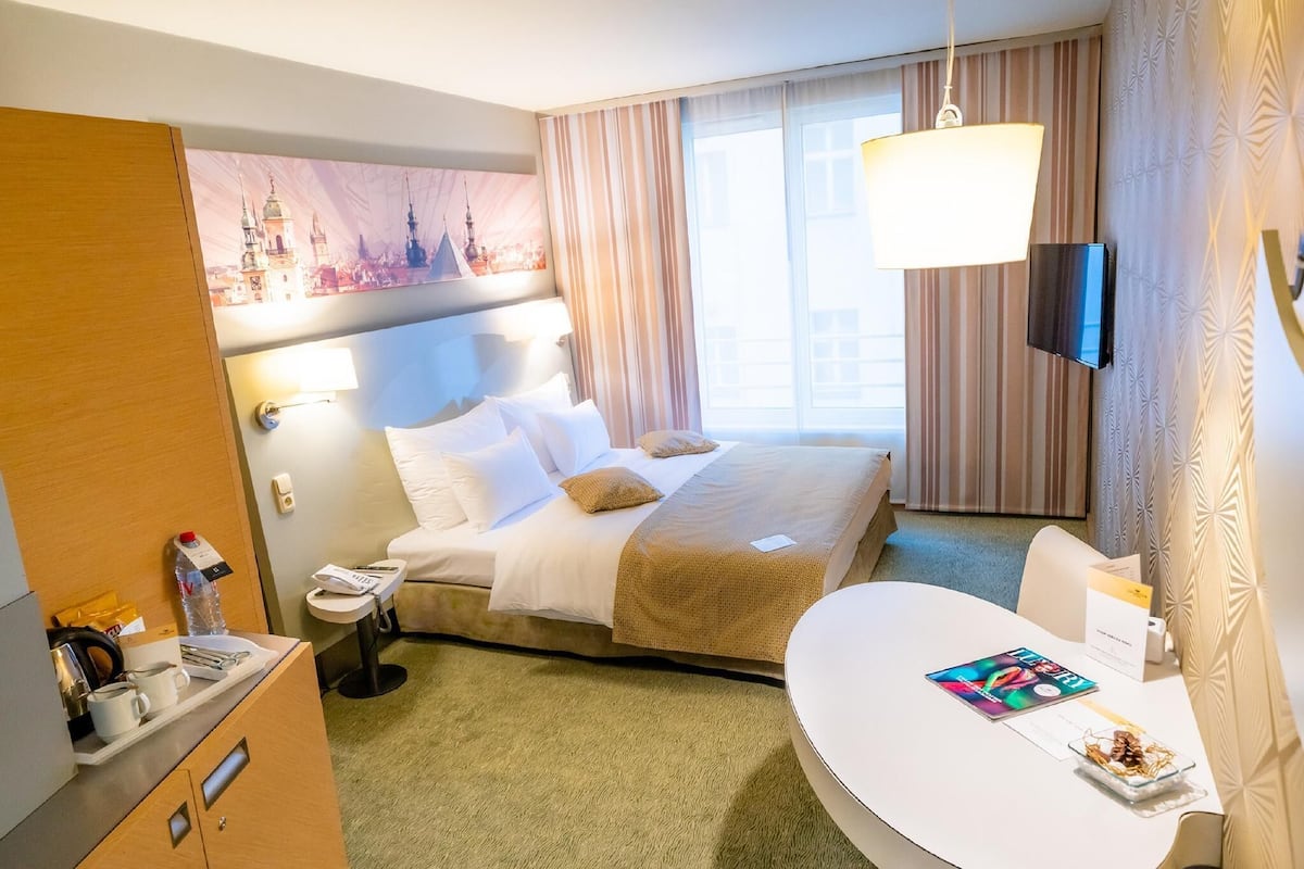 Premium bedding, pillow-top beds, minibar, in-room safe