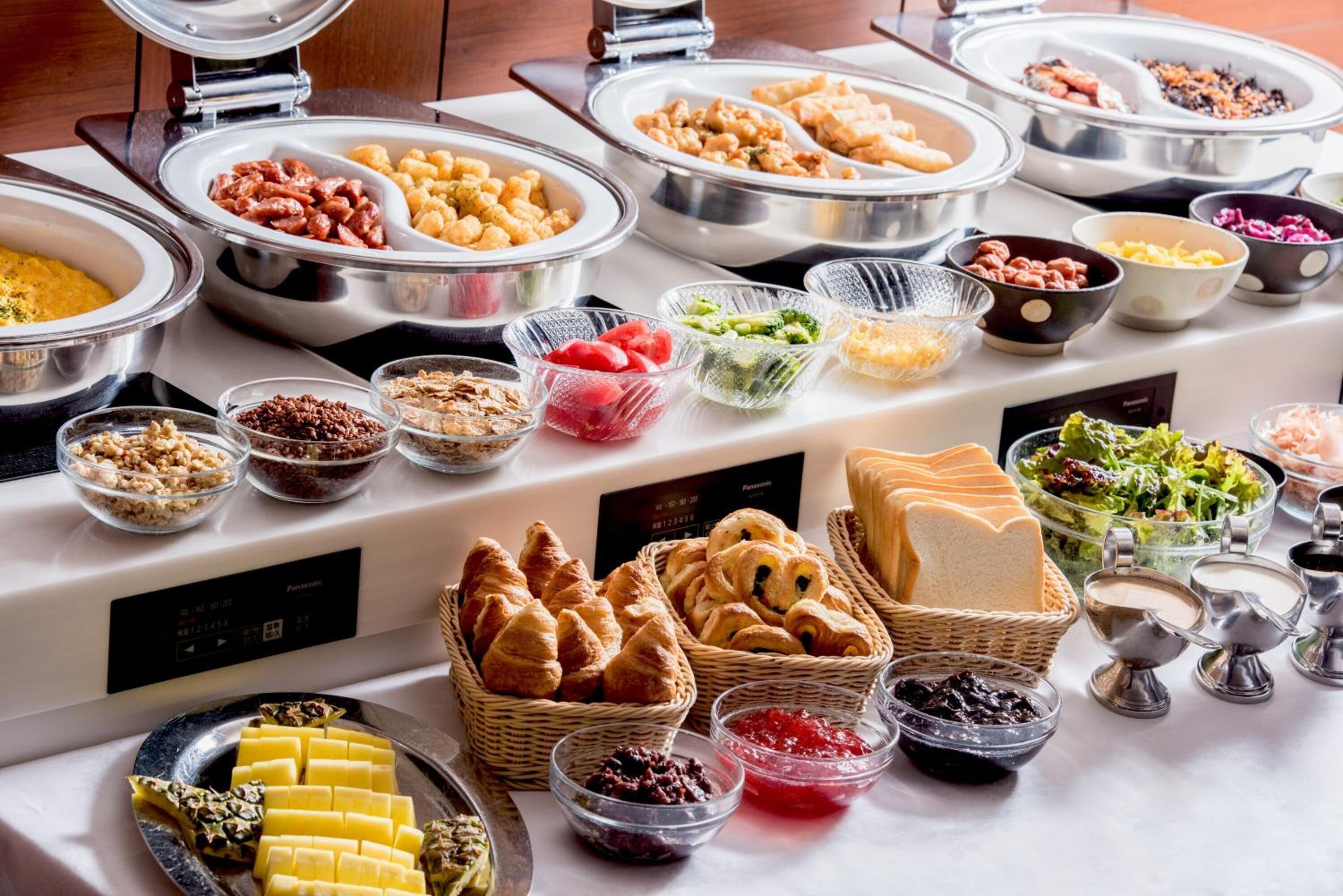daily buffet breakfast (jpy 1540 per person)