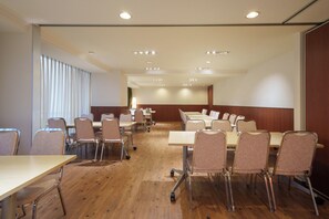 Daily buffet breakfast (JPY 1540 per person)