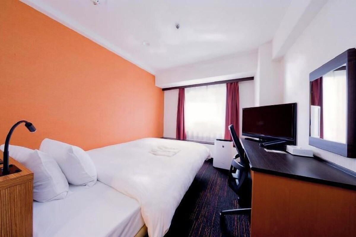 Down comforters, desk, blackout drapes, WiFi (free)