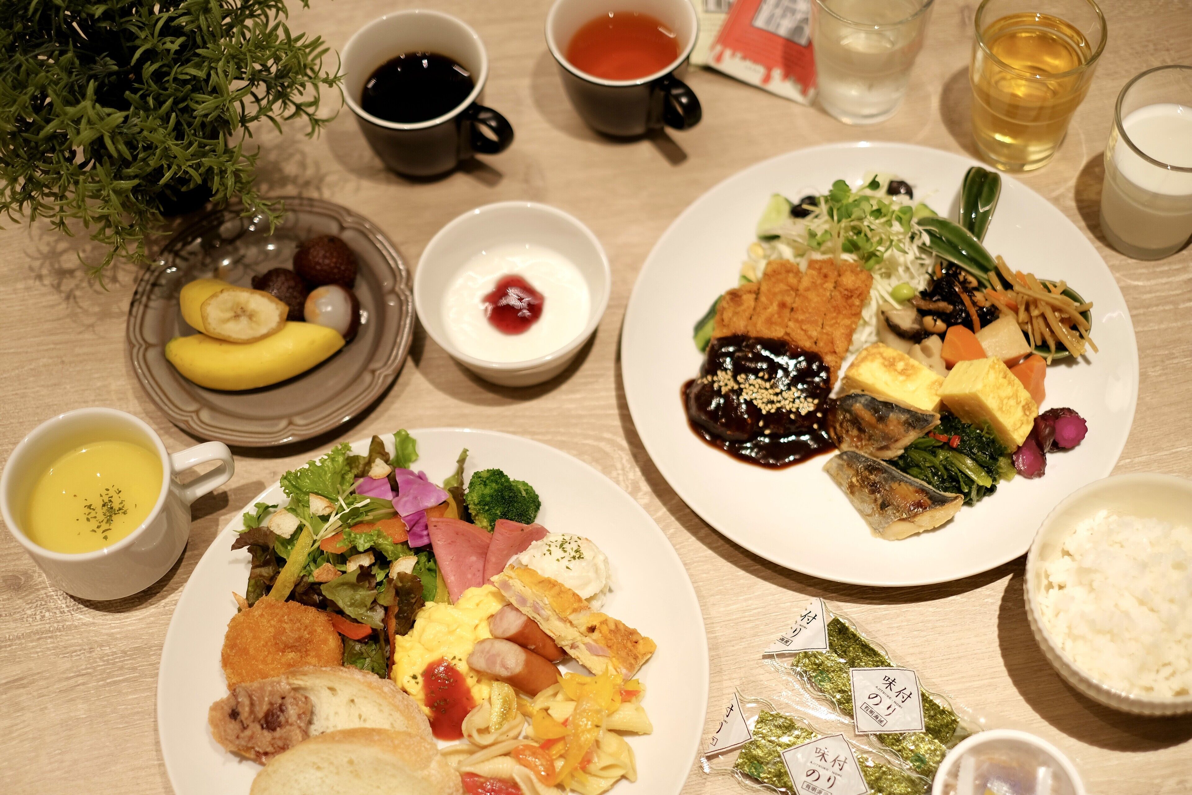 Se ofrece un desayuno bufé (1540 JPY por persona)