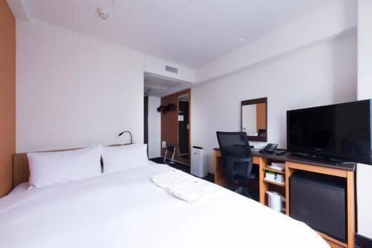 Down comforters, desk, blackout drapes, WiFi (free)