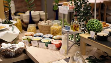 Daily buffet breakfast (JPY 1540 per person)