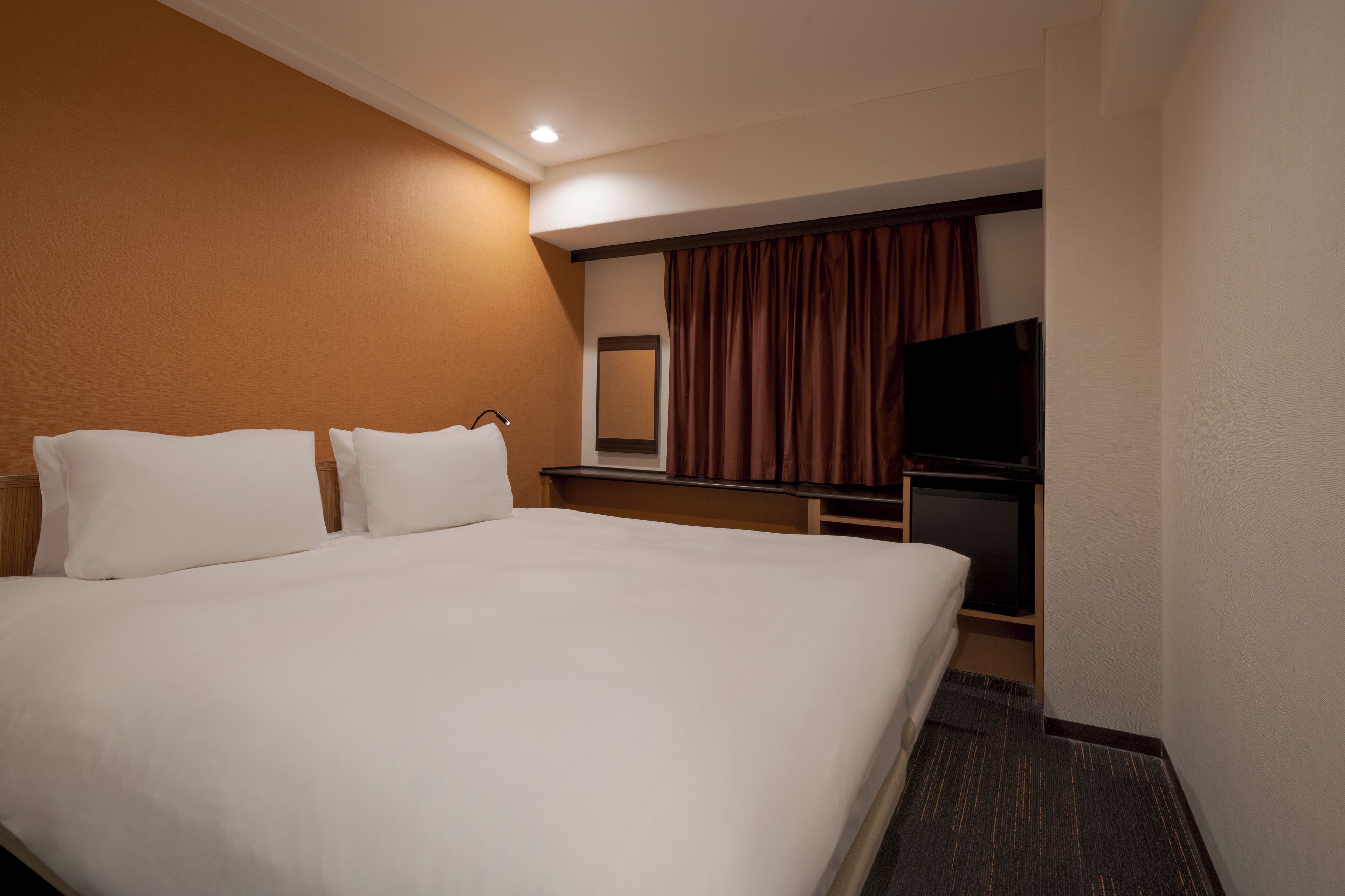 standard double room | 1 bedroom, down duvets, desk, blackout curtains