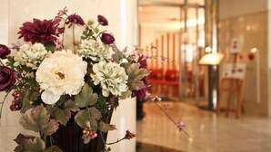 A floral arrangement in a vase on a column. - Hotel Tetora Otsu Kyoto (Otsu)
