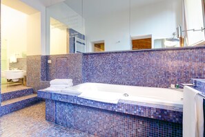 Hårføner, tøfler, håndklær og såpe