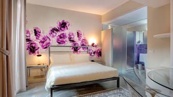 1 kamar tidur, selimut bulu angsa, minibar, dan brankas
