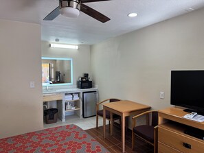 Standard Room, 1 Queen Bed | Desk, iron/ironing board, rollaway beds, free WiFi - Townhouse Inn & Suites (Brawley)