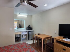 Standard Room, 1 Queen Bed | Desk, iron/ironing board, rollaway beds (surcharge), WiFi (free)