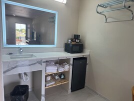 Habitación estándar, 1 cama de matrimonio grande | Escritorio, tabla de planchar con plancha, camas supletorias