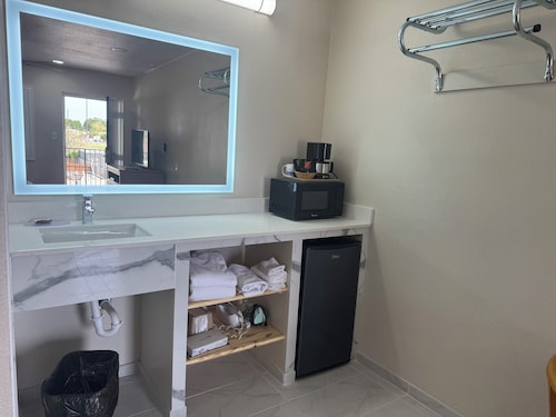 Townhouse Inn & Suites