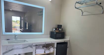 Townhouse Inn & Suites