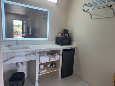 Townhouse Inn & Suites