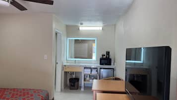 Standard Room, 1 Queen Bed | Desk, iron/ironing board, rollaway beds (surcharge), WiFi (free)