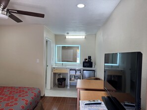 Standard Room, 1 Queen Bed | Desk, iron/ironing board, rollaway beds, free WiFi