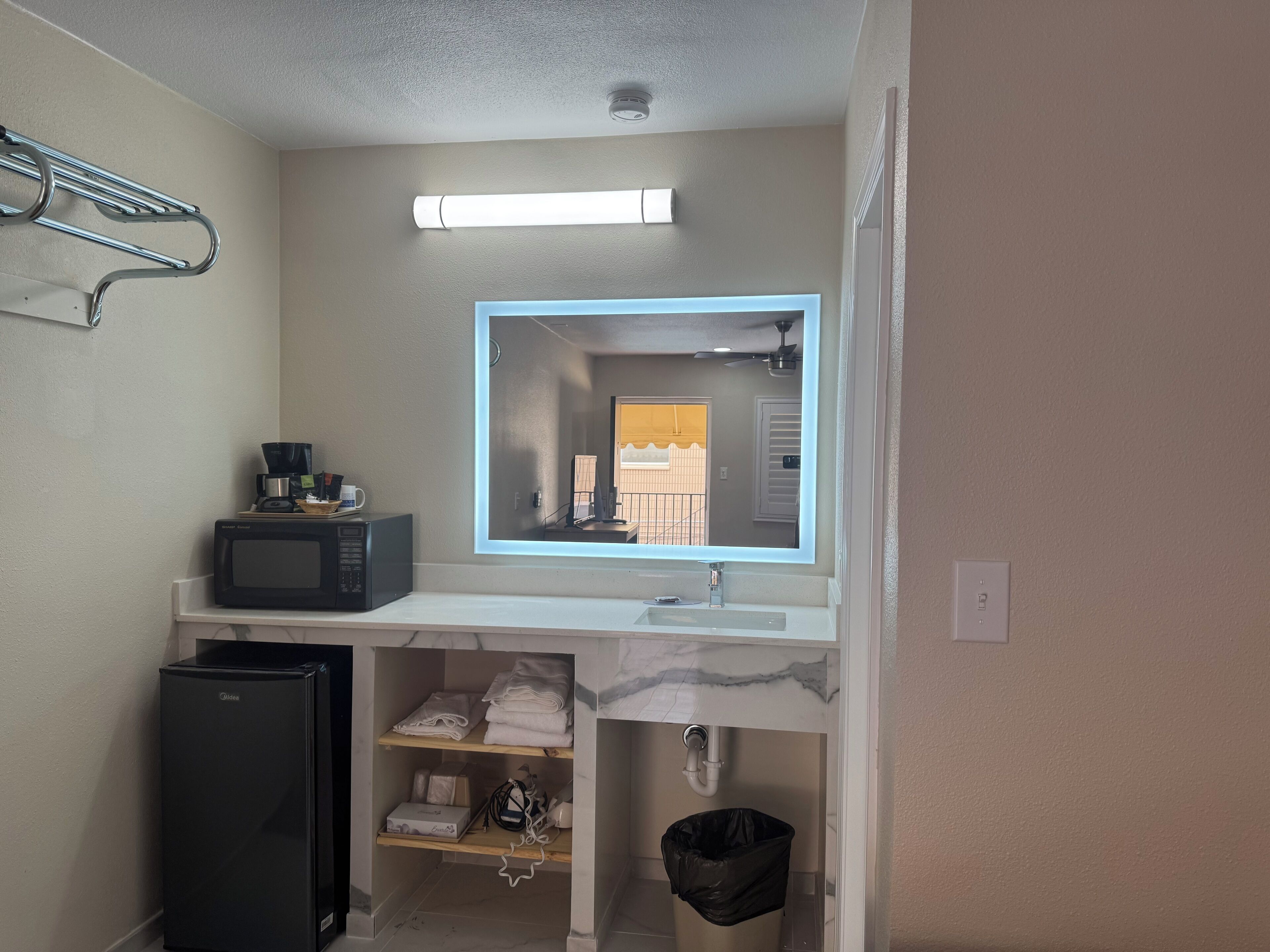 Standard Room, 2 Double Beds | Bathroom | Hair dryer, towels, soap, shampoo