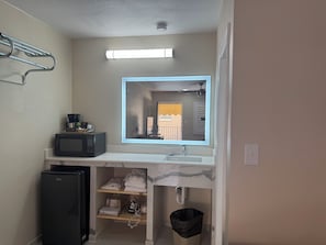 Standard Room, 2 Double Beds | Bathroom | Hair dryer, towels, soap, shampoo - Townhouse Inn & Suites (Brawley)