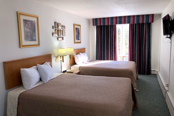 Main Floor Suite | Desk, laptop workspace, soundproofing, iron/ironing board (on request)