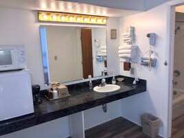 Habitación económica, 2 camas de matrimonio, balcón | Baño | Ducha y bañera combinadas y bañera profunda