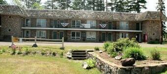 Budget Host Cloverland Motel