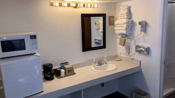 Standard Room, 2 Queen Beds, Second Floor | Bathroom