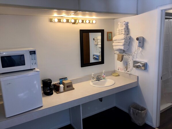 Phòng đơn, 2 giường cỡ queen | Phòng tắm | Vòi sen/bồn tắm kết hợp, bồn tắm ngâm, đồ dùng nhà tắm miễn phí 