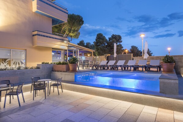 Outdoor pool, pool umbrellas, sun loungers