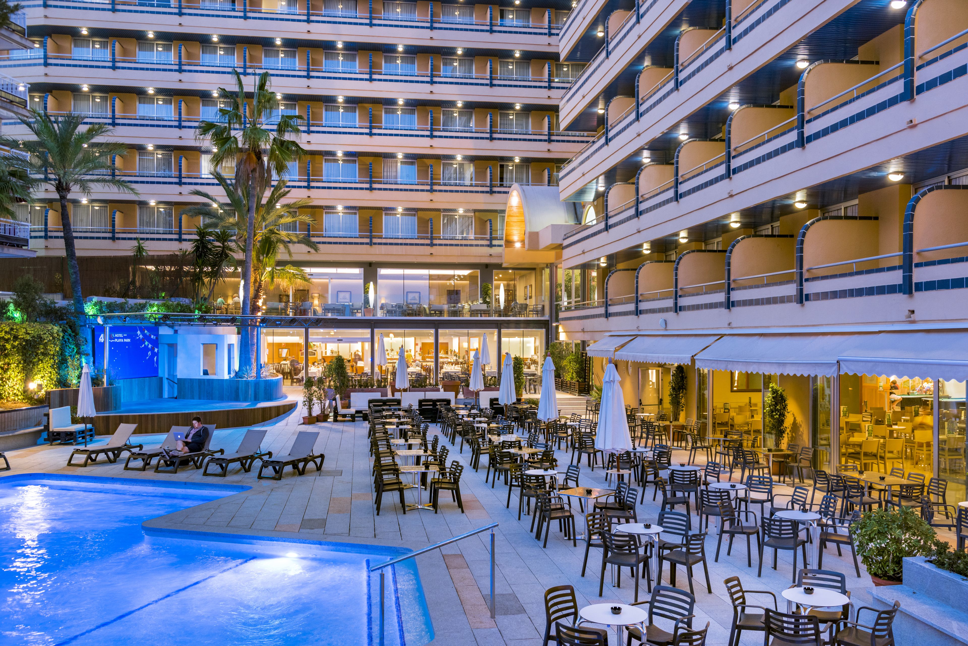 Outdoor pool, pool umbrellas, sun loungers