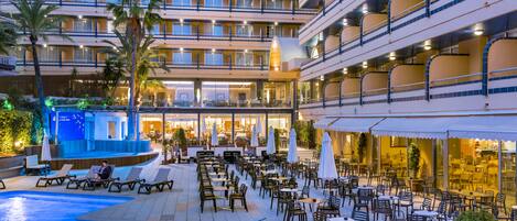 Outdoor pool, pool umbrellas, sun loungers