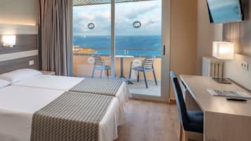 Tek Büyük Yataklı Oda, Balkon, Deniz Manzaralı (2 adults) | Masa, güneşlik/perde, ücretsiz kablosuz İnternet, çarşaf takımı
