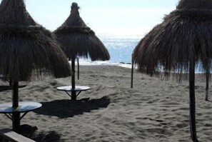 Private beach, sun loungers, beach umbrellas - Hotel Alle Tamerici (Ladispoli)